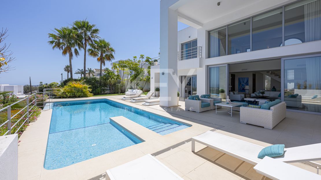 Contemporary villa with panoramic sea views for rent in Benahavís