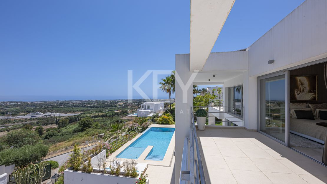 Contemporary villa with panoramic sea views for rent in Benahavís