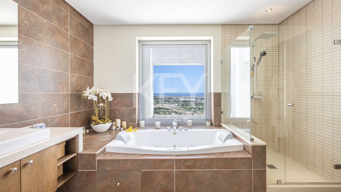 Contemporary villa with panoramic sea views for rent in Benahavís
