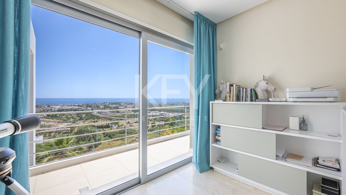 Contemporary villa with panoramic sea views for rent in Benahavís