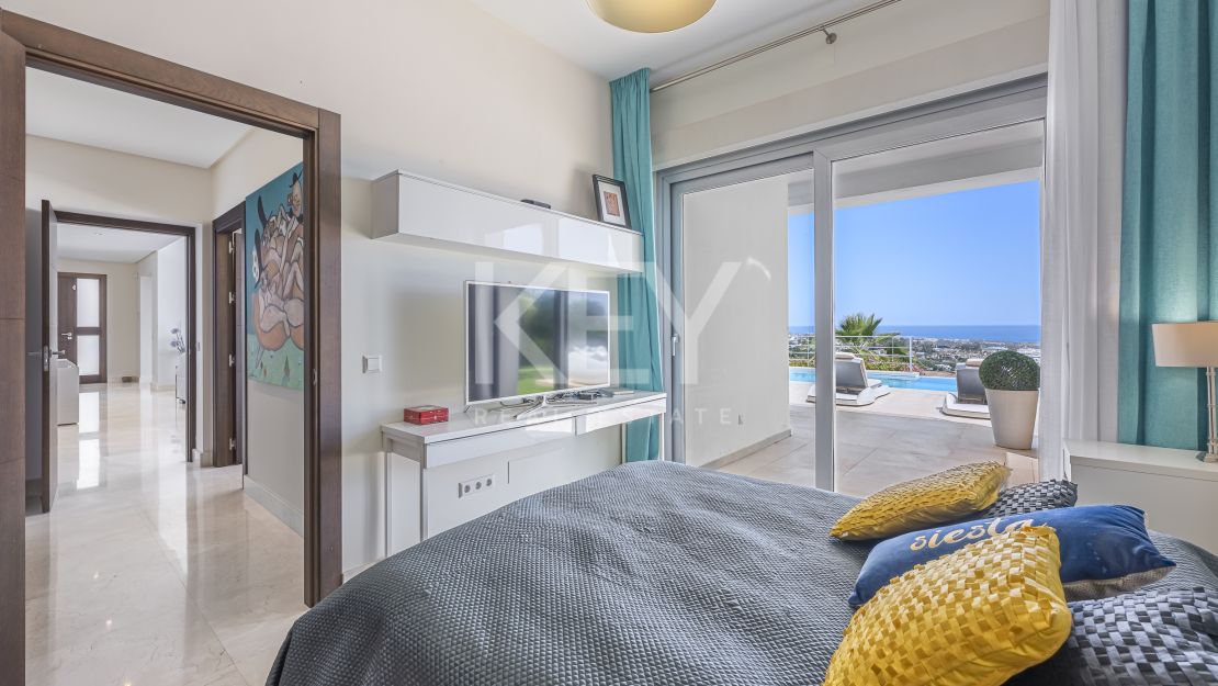 Contemporary villa with panoramic sea views for rent in Benahavís