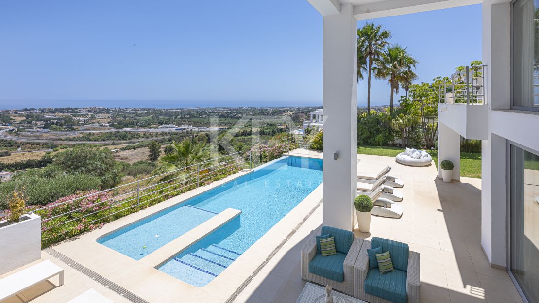 Contemporary villa with panoramic sea views for rent in Benahavís