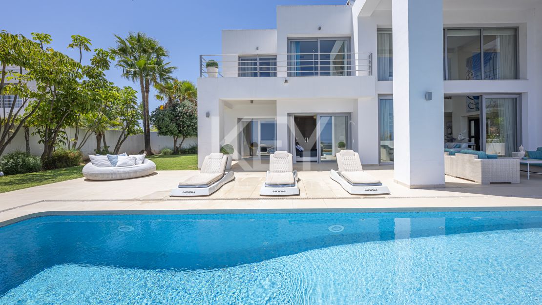 Contemporary villa with panoramic sea views for rent in Benahavís