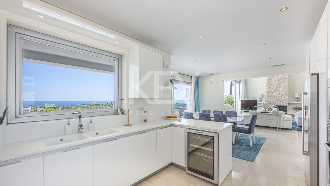 Contemporary villa with panoramic sea views for rent in Benahavís