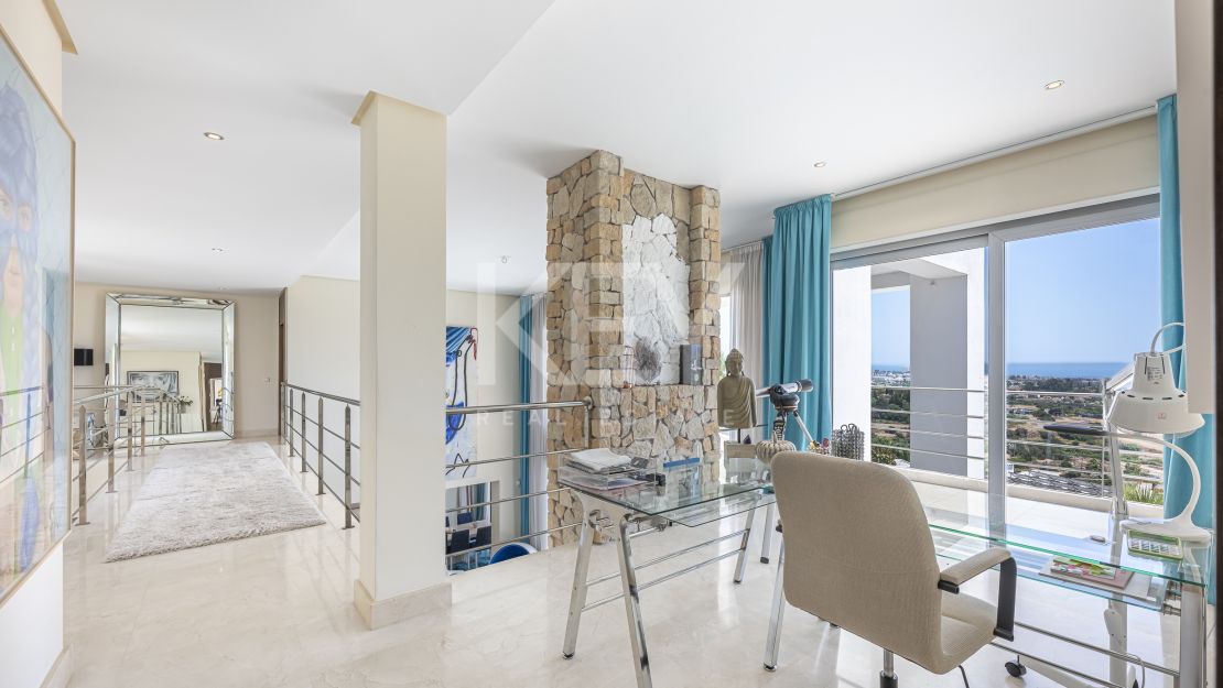 Contemporary villa with panoramic sea views for rent in Benahavís
