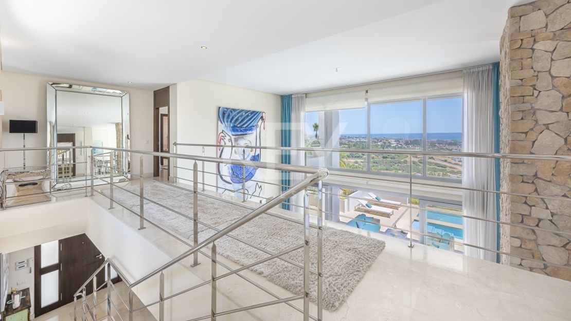 Contemporary villa with panoramic sea views for rent in Benahavís