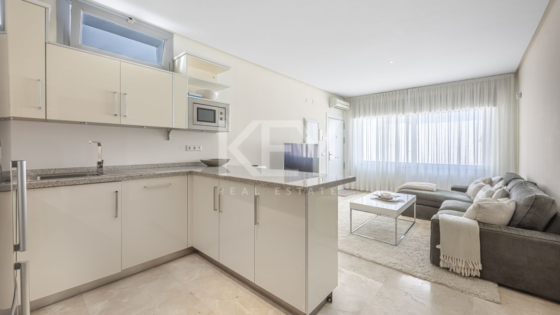 Contemporary villa with panoramic sea views for rent in Benahavís
