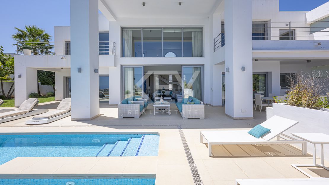 Contemporary villa with panoramic sea views for rent in Benahavís