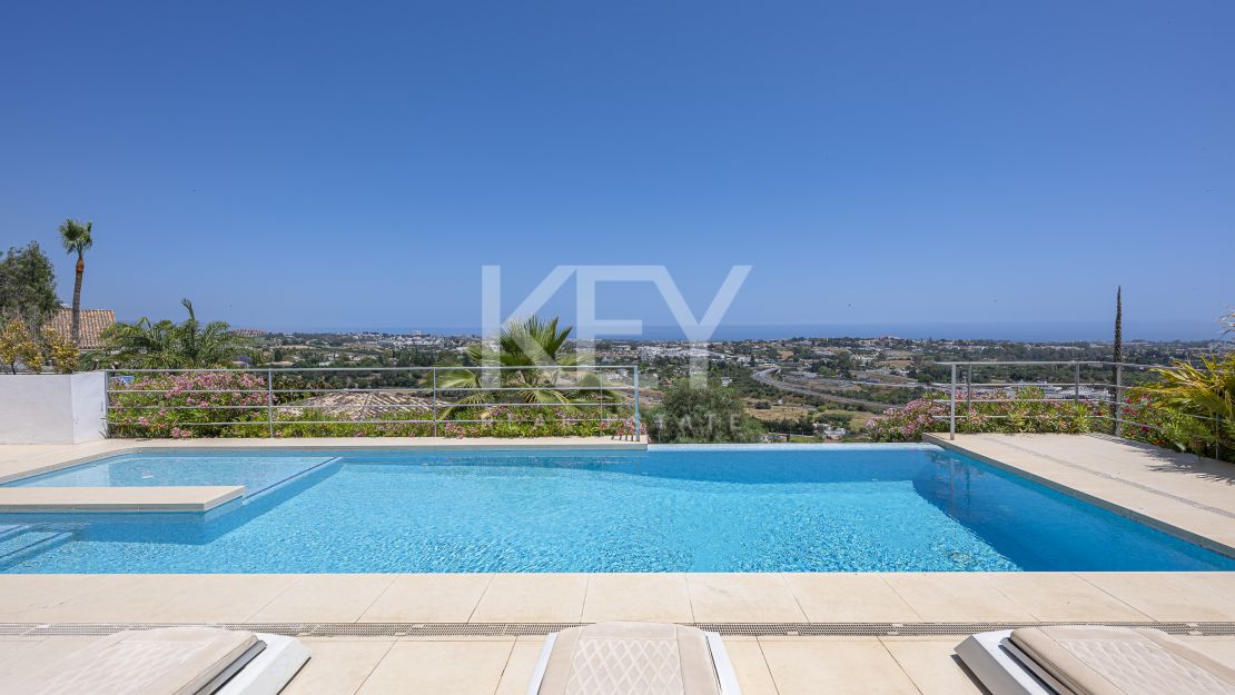 Contemporary villa with panoramic sea views for rent in Benahavís