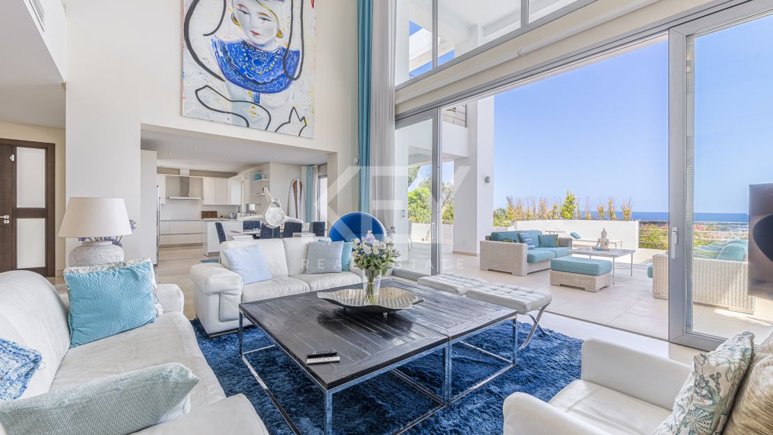 Contemporary villa with panoramic sea views for rent in Benahavís