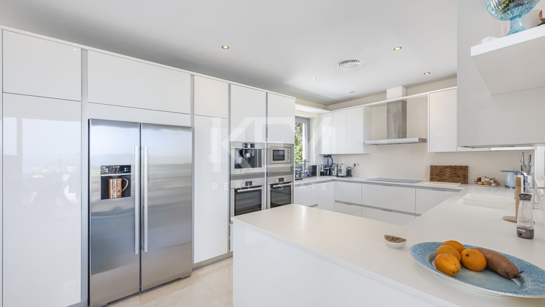 Contemporary villa with panoramic sea views for rent in Benahavís