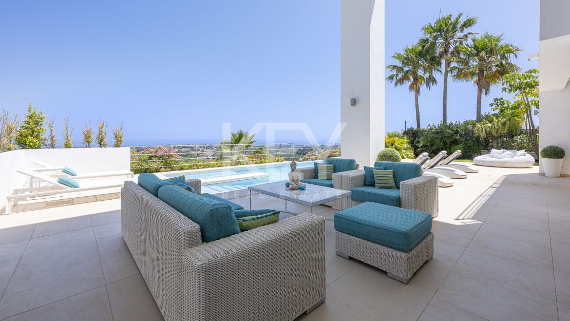 Contemporary villa with panoramic sea views for rent in Benahavís