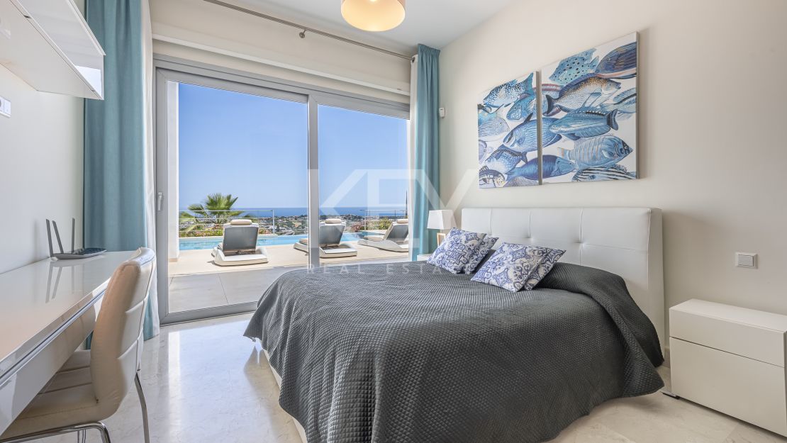 Contemporary villa with panoramic sea views for rent in Benahavís