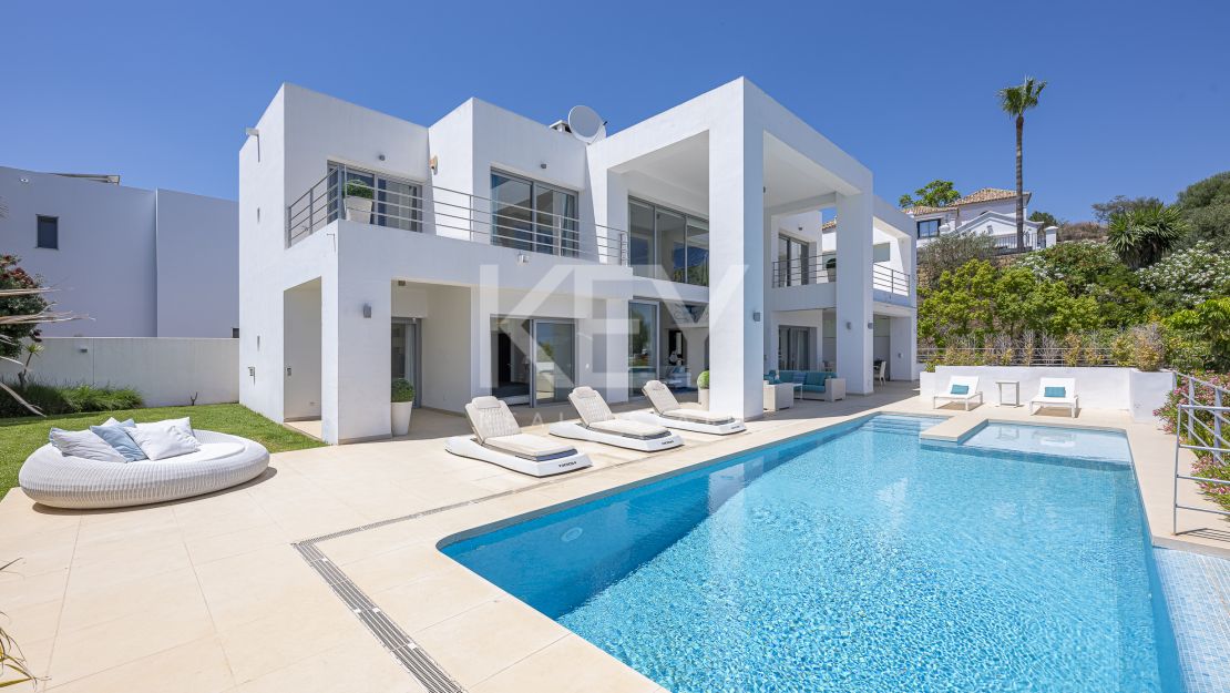 Contemporary villa with panoramic sea views for rent in Benahavís