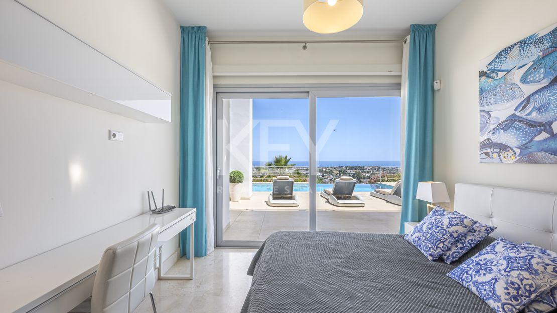 Contemporary villa with panoramic sea views for rent in Benahavís