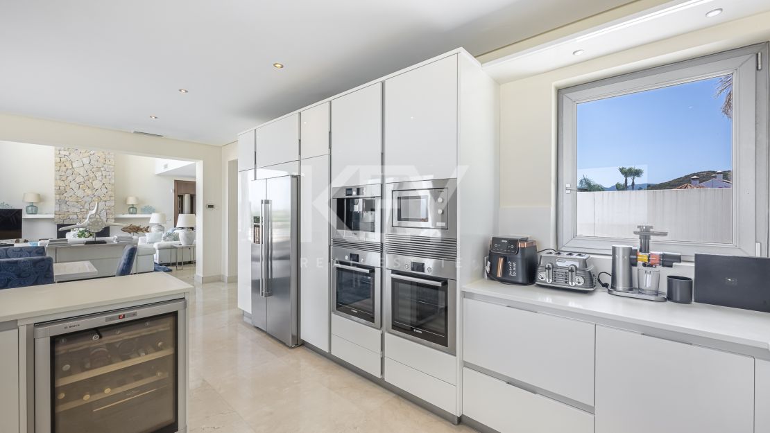 Contemporary villa with panoramic sea views for rent in Benahavís