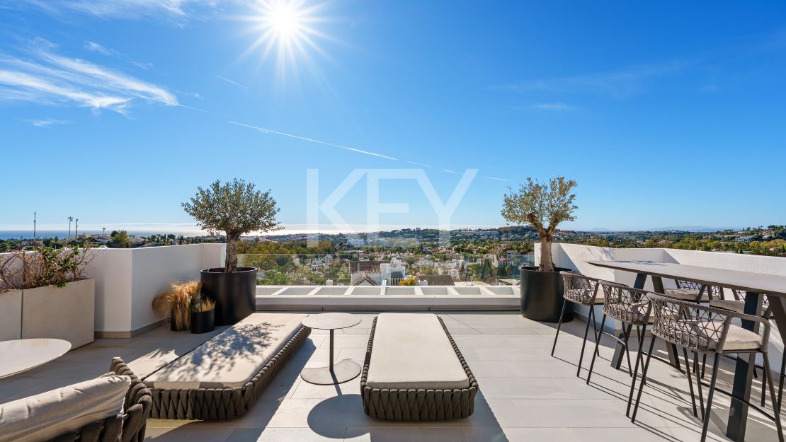 Luxury duplex penthouse with panoramic sea views in Nueva Andalucía, Marbella