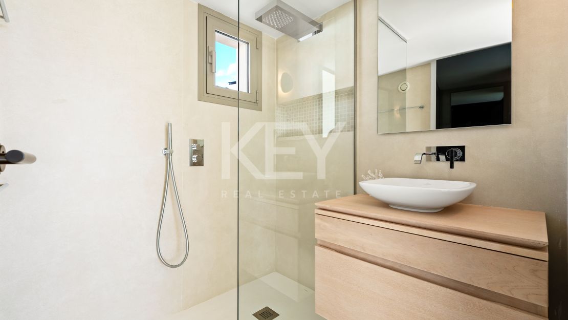 Luxury duplex penthouse with panoramic sea views in Nueva Andalucía, Marbella