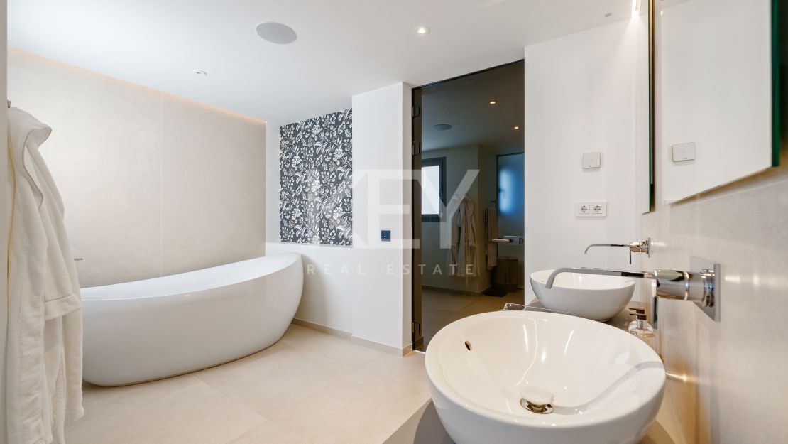 Luxury duplex penthouse with panoramic sea views in Nueva Andalucía, Marbella