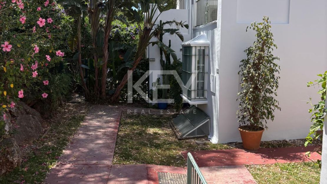 Elegant Townhouse for Sale close to golf, beaches and essential amenities in Guadalmina Alta, Marbella