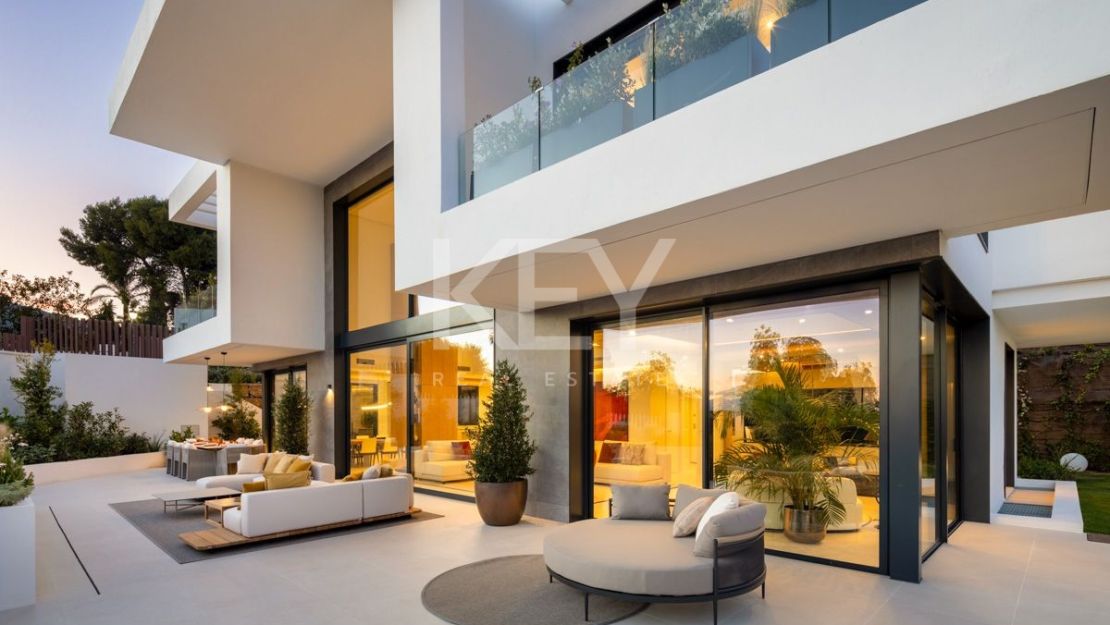 Luxury contemporary villa with sea views in Río Real, Marbella East