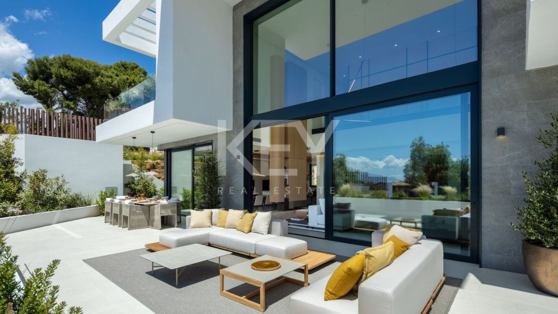 Luxury contemporary villa with sea views in Río Real, Marbella East
