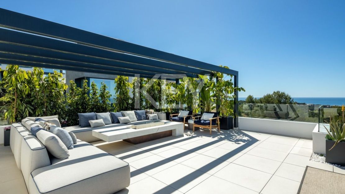 Luxury contemporary villa with sea views in Río Real, Marbella East