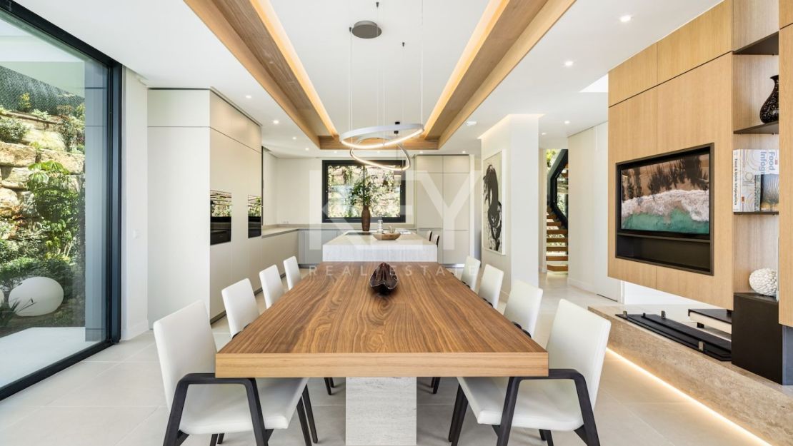 Luxury contemporary villa with sea views in Río Real, Marbella East