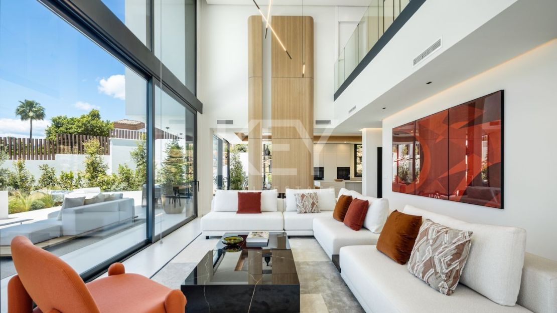 Luxury contemporary villa with sea views in Río Real, Marbella East