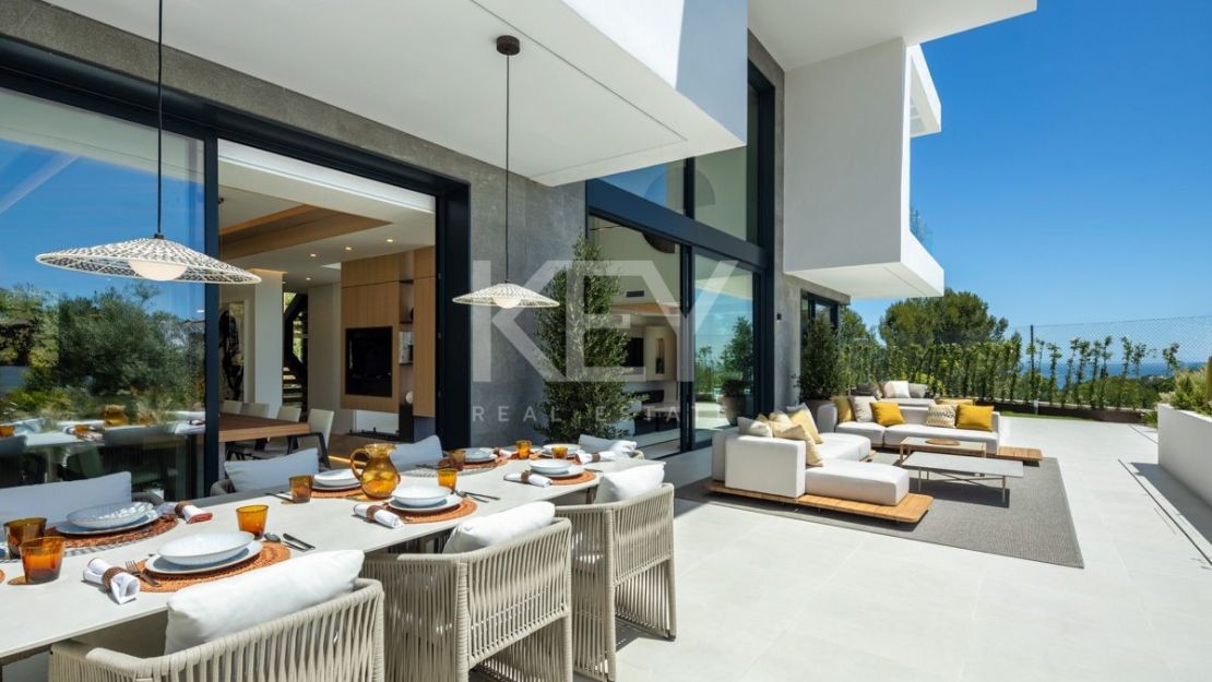 Luxury contemporary villa with sea views in Río Real, Marbella East