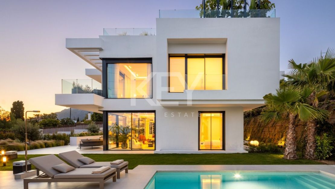 Luxury contemporary villa with sea views in Río Real, Marbella East