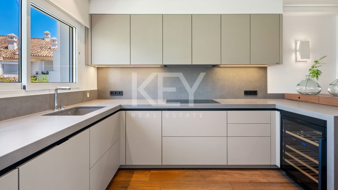 Luxury Apartment for Sale on Marbella Golden Mile in a Prestigious Gated Community