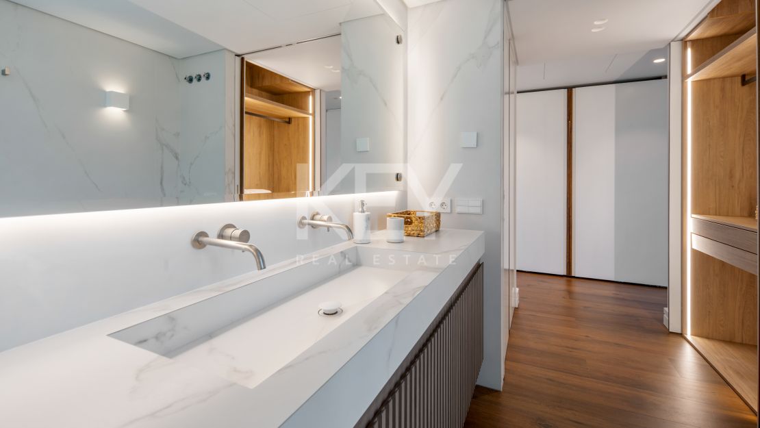 Luxury Apartment for Sale on Marbella Golden Mile in a Prestigious Gated Community