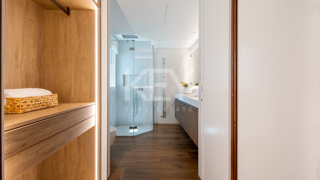 Luxury Apartment for Sale on Marbella Golden Mile in a Prestigious Gated Community