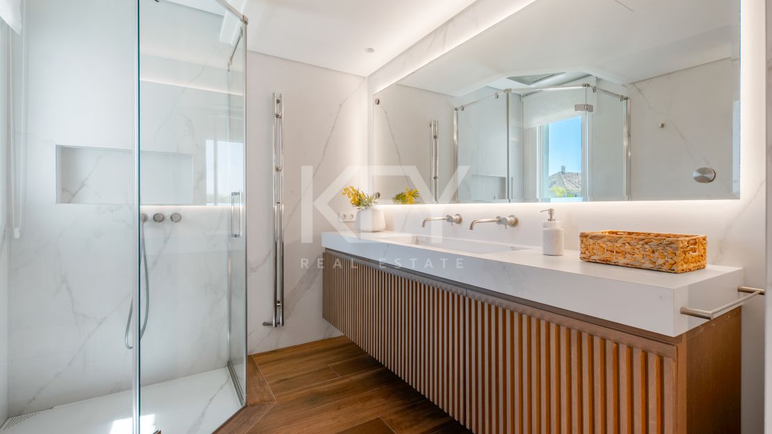 Luxury Apartment for Sale on Marbella Golden Mile in a Prestigious Gated Community