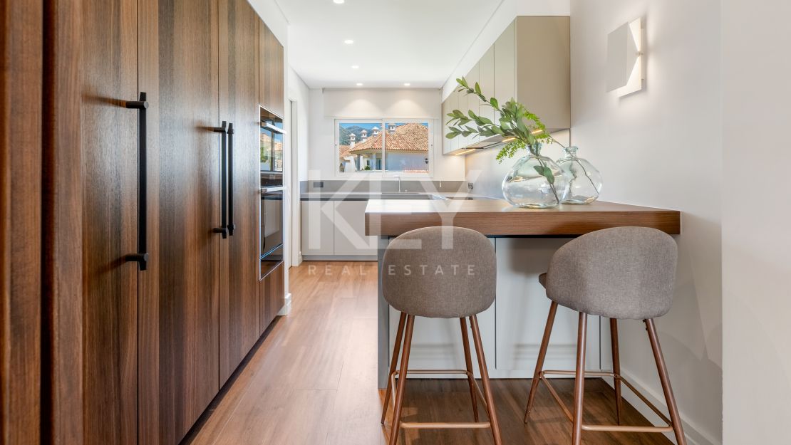 Luxury Apartment for Sale on Marbella Golden Mile in a Prestigious Gated Community