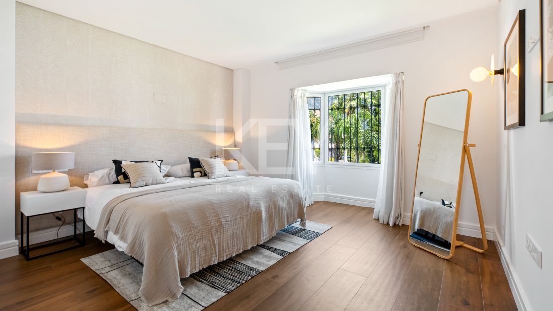 Luxury Apartment for Sale on Marbella Golden Mile in a Prestigious Gated Community