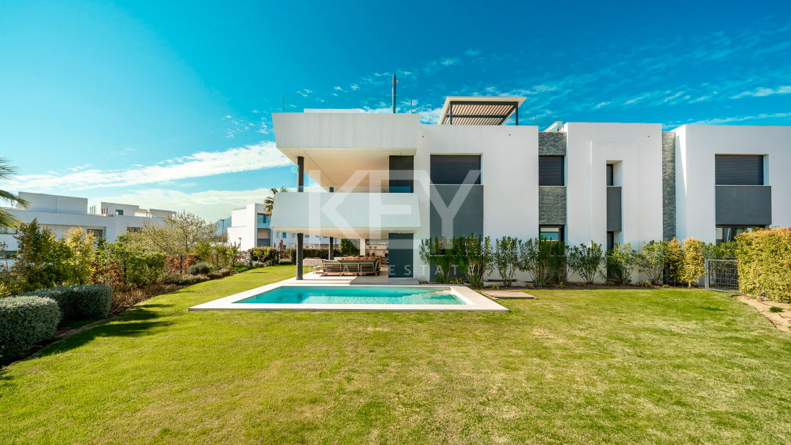 Luxury Ground Floor apartment with private garden and pool in Marbella East