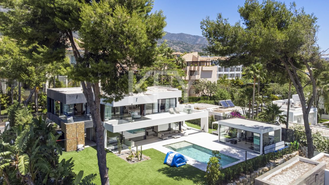 Contemporary Villa with Sea Views for sale in Marbella Golden Mile