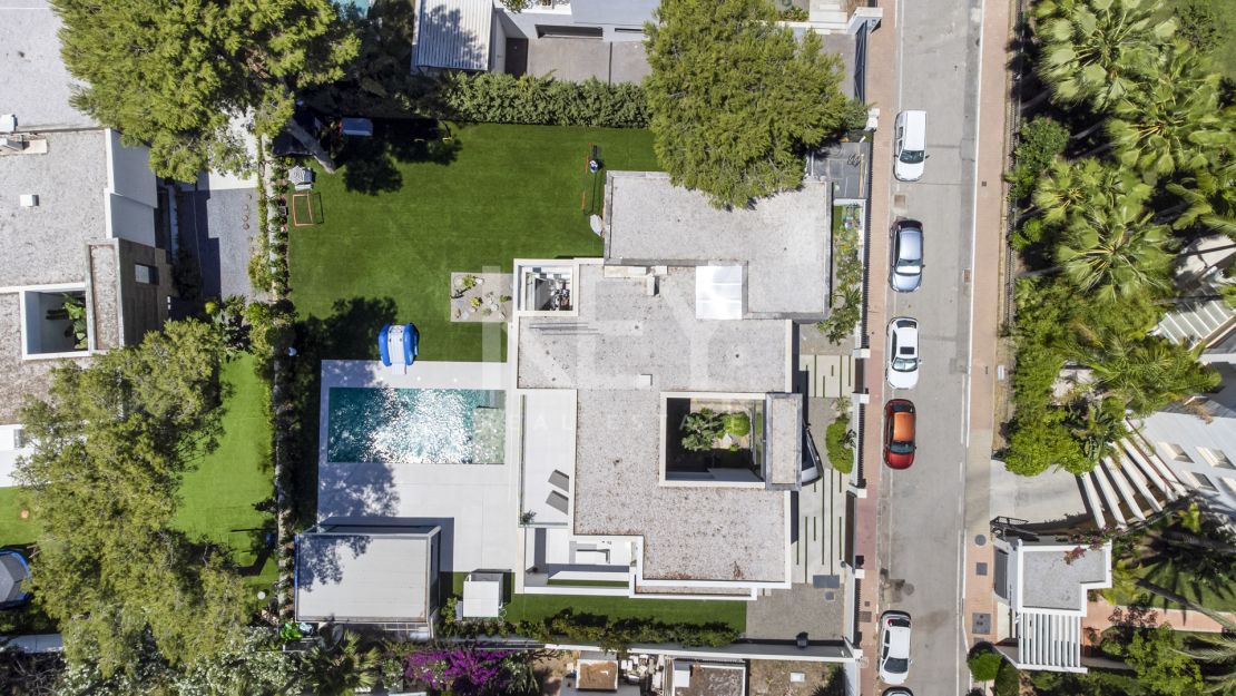 Contemporary Villa with Sea Views for sale in Marbella Golden Mile