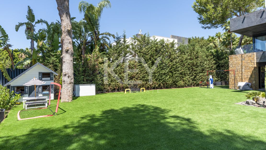 Contemporary Villa with Sea Views for sale in Marbella Golden Mile