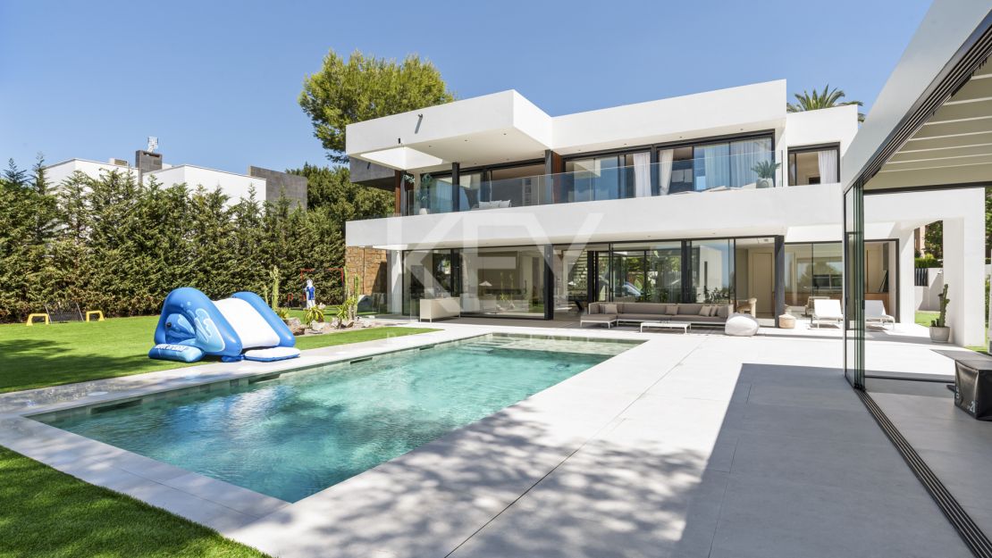 Contemporary Villa with Sea Views for sale in Marbella Golden Mile
