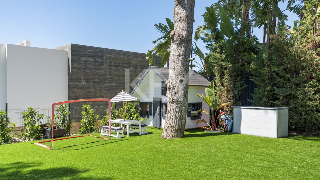 Contemporary Villa with Sea Views for sale in Marbella Golden Mile