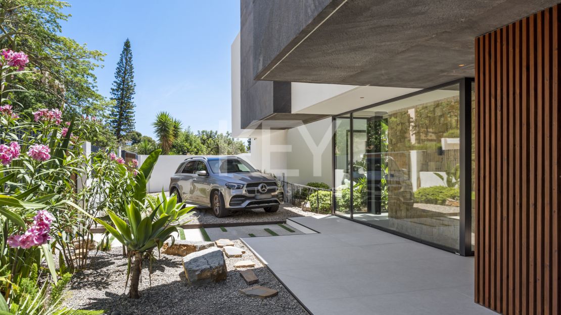 Contemporary Villa with Sea Views for sale in Marbella Golden Mile