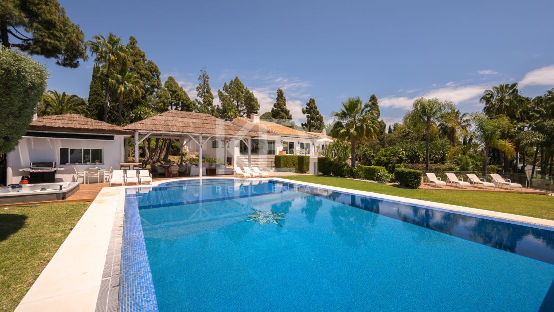 Luxury Mediterranean villa with sea views in Marbella East