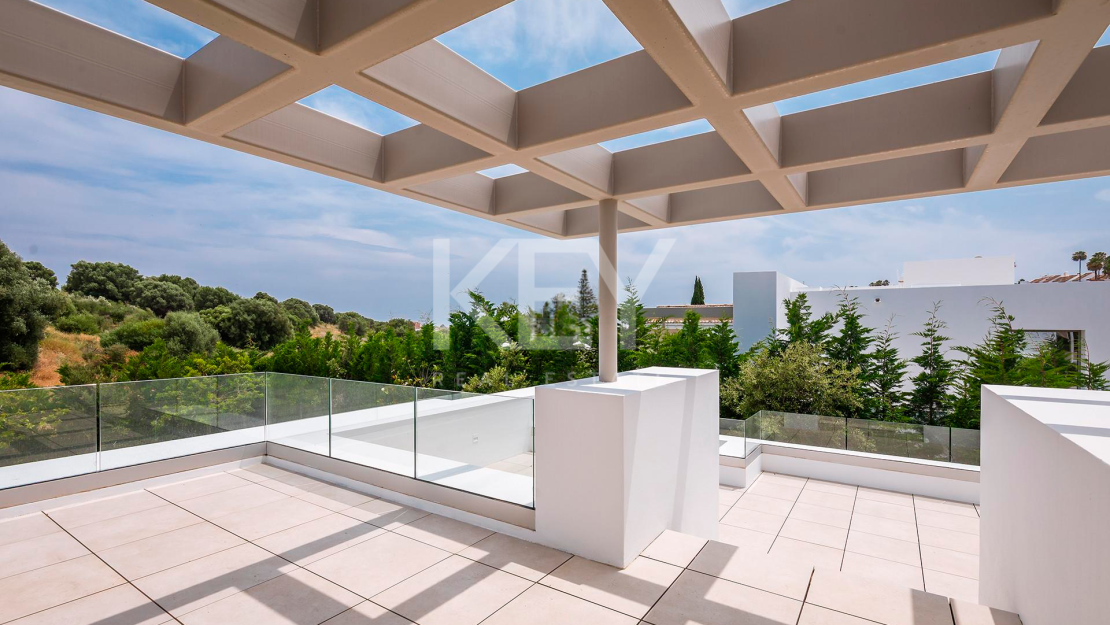 Contemporary villa for sale in El Paraíso, New Golden Mile, Marbella