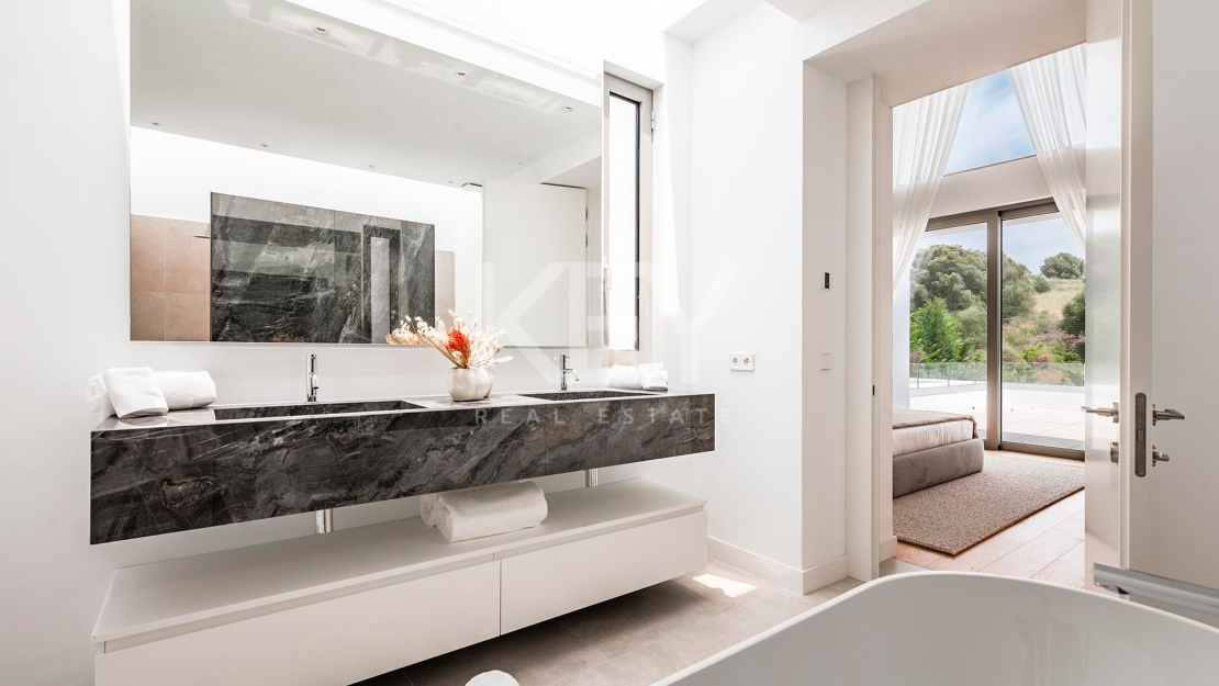 Contemporary villa for sale in El Paraíso, New Golden Mile, Marbella