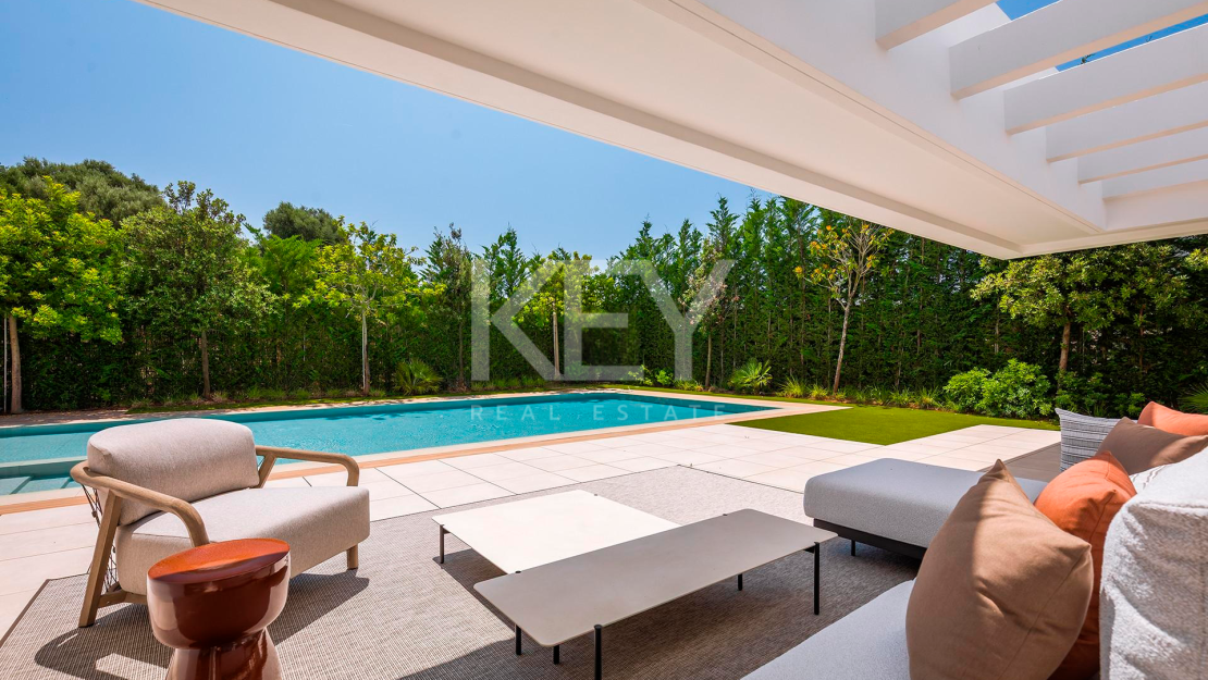 Contemporary villa for sale in El Paraíso, New Golden Mile, Marbella