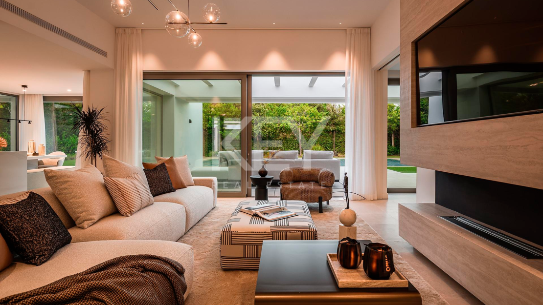 Contemporary villa for sale in El Paraíso, New Golden Mile, Marbella