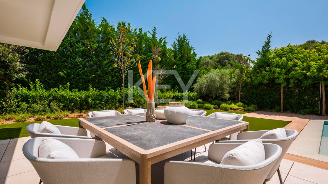 Contemporary villa for sale in El Paraíso, New Golden Mile, Marbella